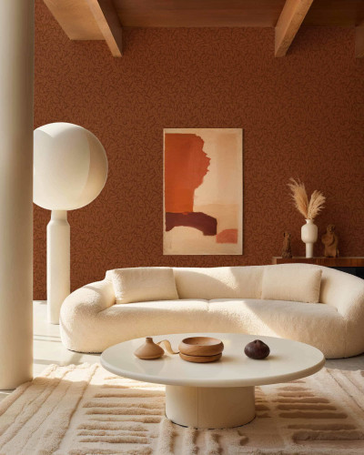 Tapet cu model abstract în nuanțe de maro, într-un living modern