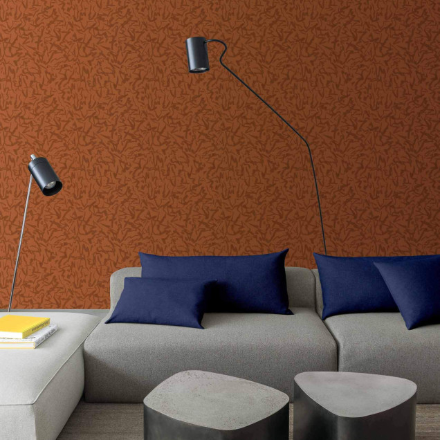 Tapet cu model abstract în nuanțe de maro, într-un living modern
