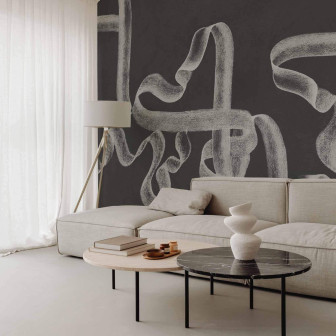 Tapet decorativ cu model de panglici pe un perete într-un living modern