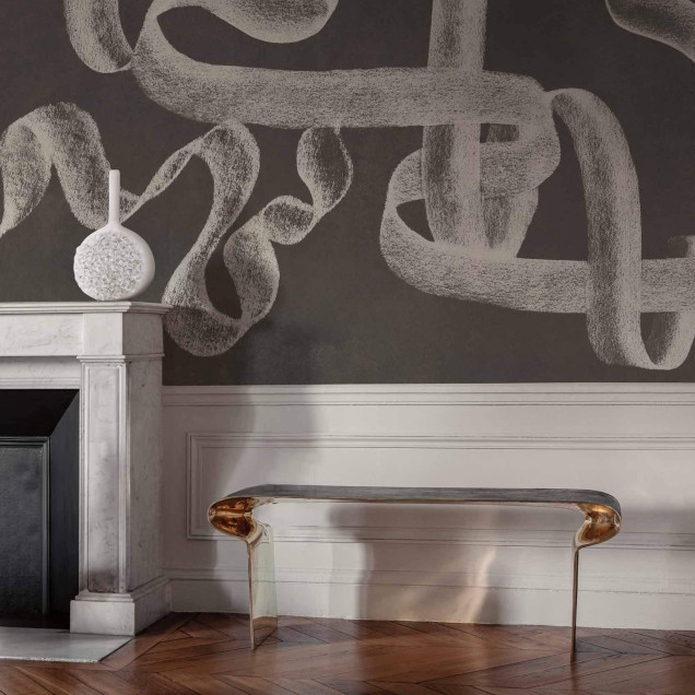 Tapet decorativ cu model de panglici pe un perete într-un living modern