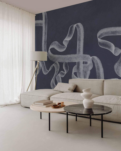 Tapet abstract cu linii fluide într-un interior modern