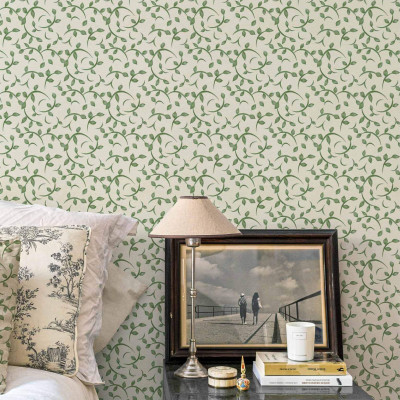Tapet cu model floral verde delicat pe un perete