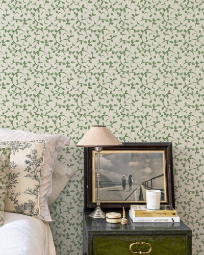 Tapet cu model floral verde delicat pe un perete