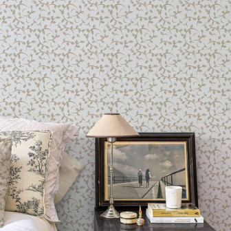Tapet cu model floral ecru într-un dormitor elegant