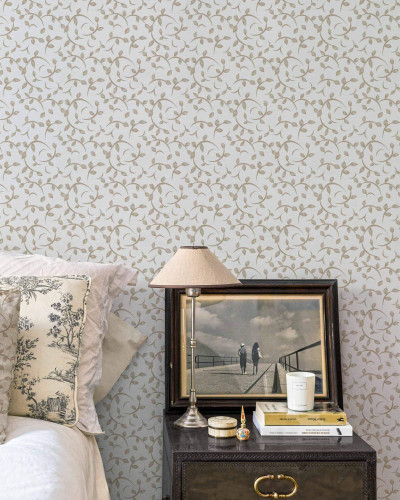 Tapet cu model floral ecru într-un dormitor elegant