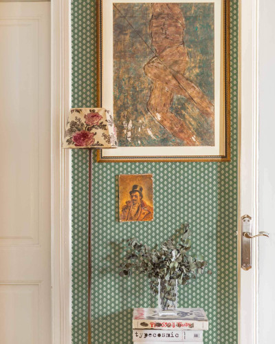 Tapet verde smarald cu model delicat în interior decorat
