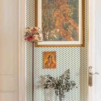 Tapet verde cu model de frunze într-un interior decorat cu tablouri