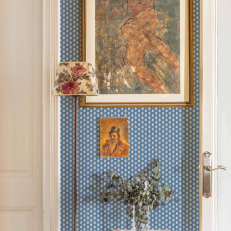 Tapet floral albastru cobalt într-un decor interior clasic