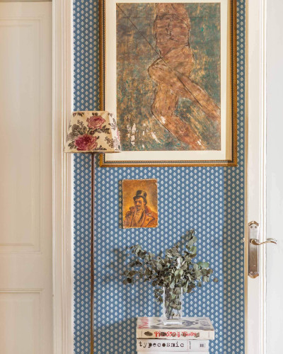 Tapet floral albastru cobalt într-un decor interior clasic