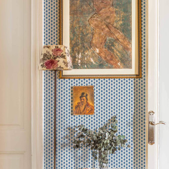 Tapet albastru cu model floral într-un interior elegant