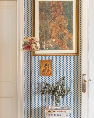 Tapet albastru cu model floral într-un interior elegant