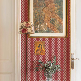 Tapet roșu cu model clasic în interior decorat