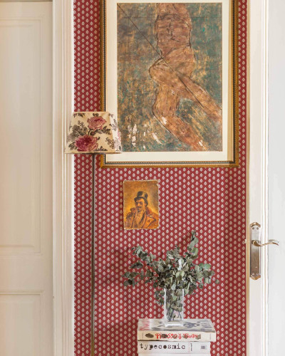 Tapet roșu cu model clasic în interior decorat