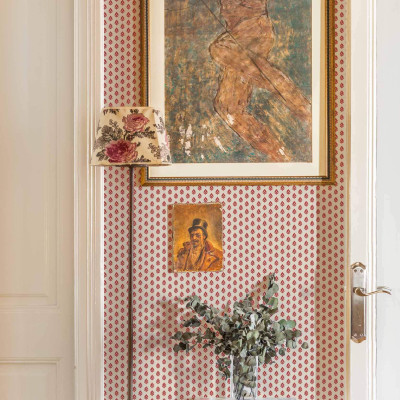 Tapet cu model floral roșu într-un interior decorat cu gust