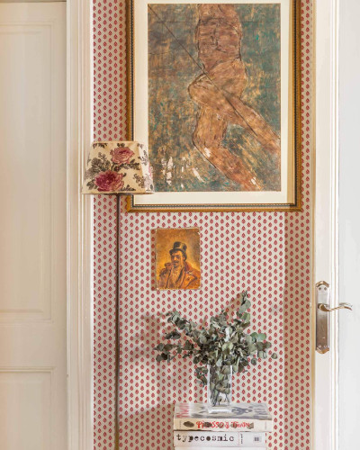 Tapet cu model floral roșu într-un interior decorat cu gust