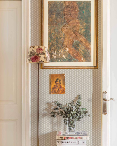 Tapet bej cu motiv floral în decor interior