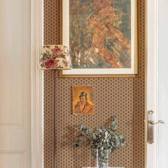 Tapet cu model floral subtil într-un interior clasic