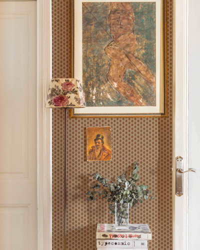 Tapet cu model floral subtil într-un interior clasic