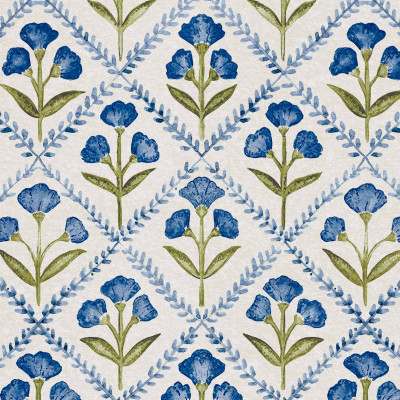 Tapet floral albastru într-o baie amenajată cu gust.