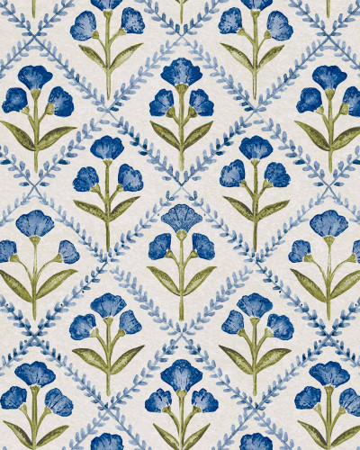 Tapet floral albastru într-o baie amenajată cu gust.