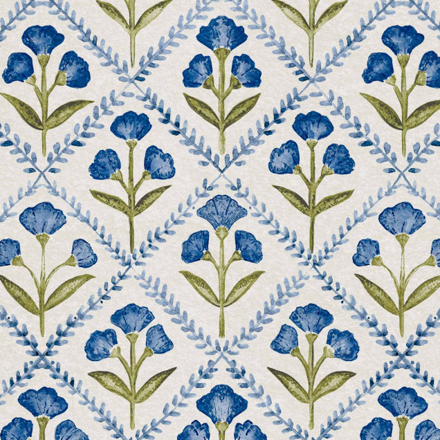 Tapet floral albastru într-o baie amenajată cu gust.