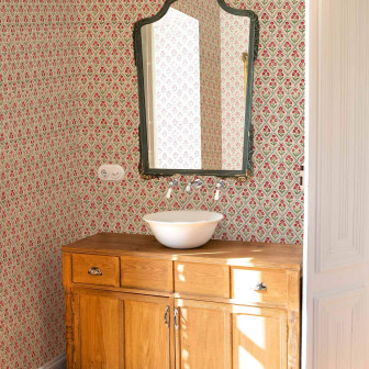 Tapet floral roșu într-o baie cu design vintage