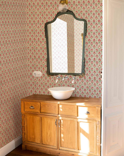 Tapet floral roșu într-o baie cu design vintage