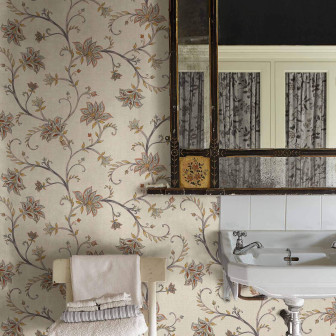 Tapet floral cu design delicat într-o baie vintage