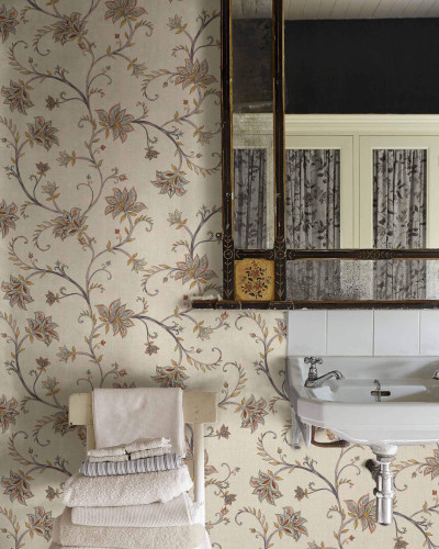 Tapet floral cu design delicat într-o baie vintage