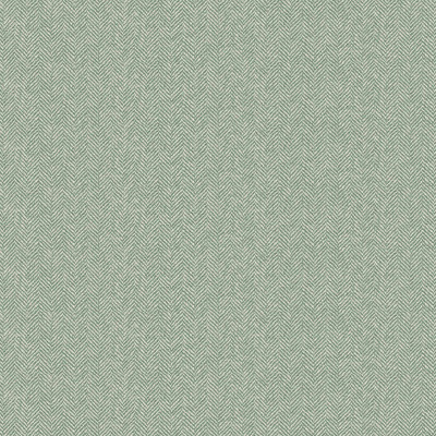 Tapet verde cu model subtil în zig-zag într-o cameră decorată cu șemineu și obiecte decorative vintage.