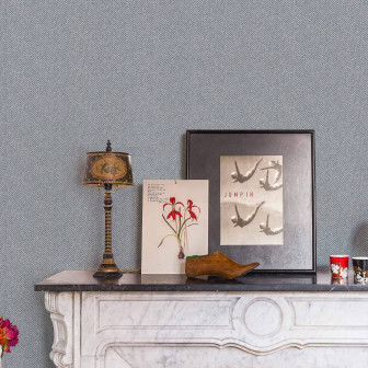 Tapet albastru cu model chevron într-un decor interior elegant.