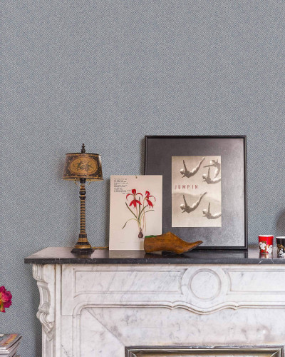 Tapet albastru cu model chevron într-un decor interior elegant.