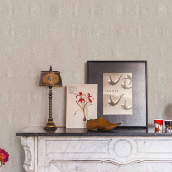 Tapet ecru cu model chevron pe un perete amenajat elegant