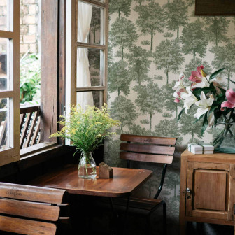 Tapet cu model copaci verzi într-o cameră decorată rustic
