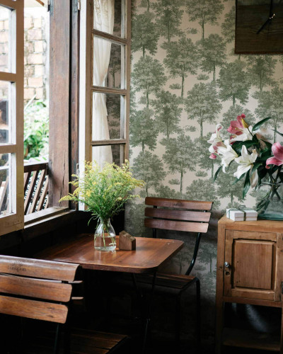 Tapet cu model copaci verzi într-o cameră decorată rustic