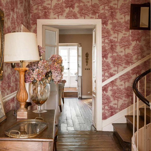 Tapet cu model de arbori roșii într-o cameră cu decor rustic
