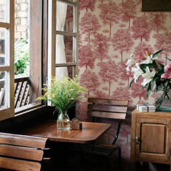 Tapet cu model de arbori roșii într-o cameră cu decor rustic