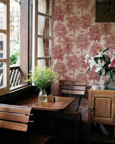 Tapet cu model de arbori roșii într-o cameră cu decor rustic