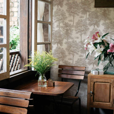 Tapet cu model de arbori ecru într-un interior rustic