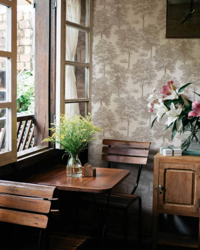 Tapet cu model de arbori ecru într-un interior rustic