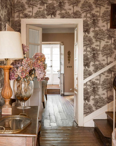 Tapet cu model de copaci într-un interior elegant