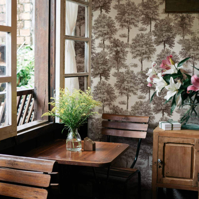 Tapet cu model de copaci într-un interior elegant