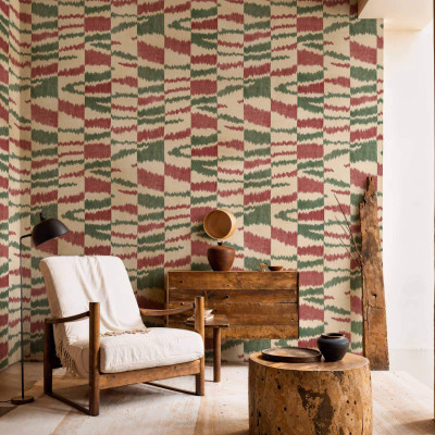 Tapet Agafay Desert, Emerald, cu un design abstract cu linii geometrice și un efect de material textil, în nuanțe de smarald și roșu aprins.