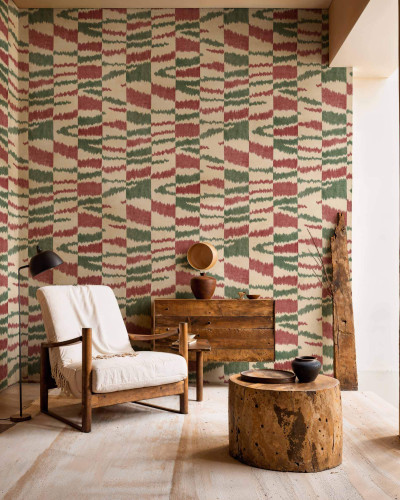 Tapet Agafay Desert, Emerald, cu un design abstract cu linii geometrice și un efect de material textil, în nuanțe de smarald și roșu aprins.