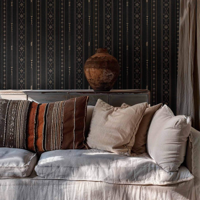 Tapet lavabil cu design modern în dungi subtile, Tifinagh Script, Night, pe un perete din living, lângă un canapea cu perne, lângă o vază.