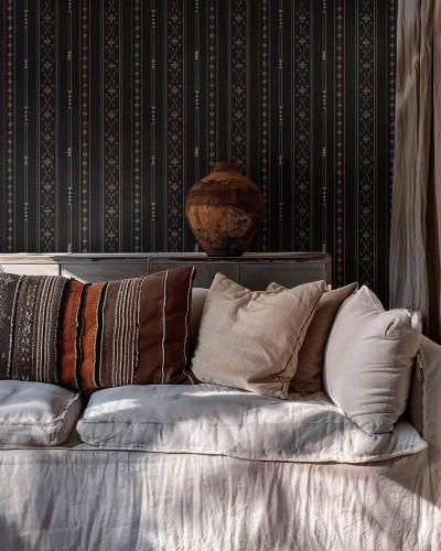Tapet lavabil cu design modern în dungi subtile, Tifinagh Script, Night, pe un perete din living, lângă un canapea cu perne, lângă o vază.
