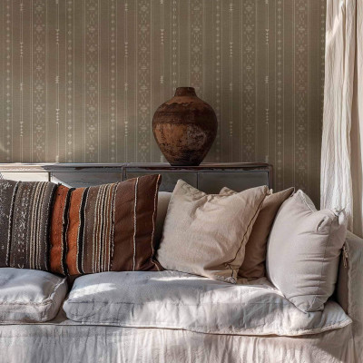Tapet lavabil cu design geometric inspirat din scriptul Tifinagh, in nuanta de mole.