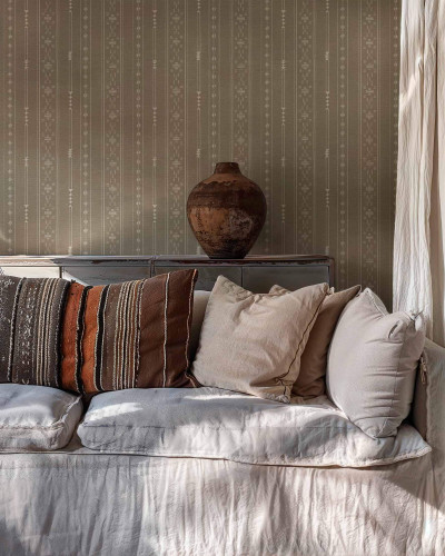 Tapet lavabil cu design geometric inspirat din scriptul Tifinagh, in nuanta de mole.