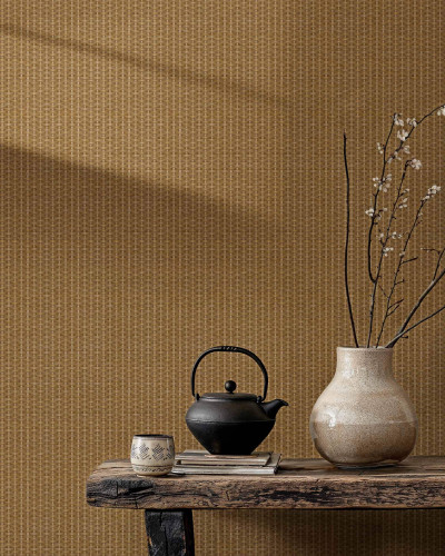 Tapet lavabil cu design modern si elegant, Kuba Raffia Sienna, cu un model subtil de impletitura, ce imita rafia naturala, si are o culoare calduroasa de siena.