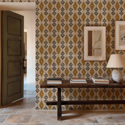 Tapet lavabil Beldi Rugs, Curry, cu un model geometric elegant in culori calde de curry.